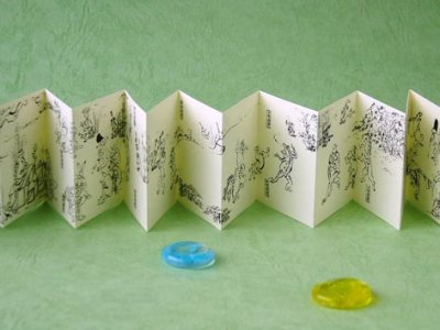 画像6: 鳥獣戯画豆折り本「甲巻」（貢ぎ物を引く兎と蛙）