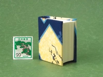 画像4: 【丸背】小倉百人一首豆本(ころもほすてふ-青）