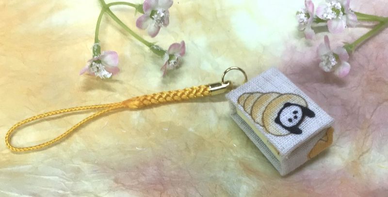 ◎パンダ双子の名前は？　「豆豆しい付箋付きストラップ」1,8cm×2,8cm　50枚の付箋付き