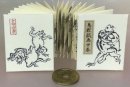 画像: 『鳥獣戯画・甲巻』　◎髷をひっぱり　（反則！反則！）　強引に外掛けする蛙⇔囃し立てる蛙の仲間