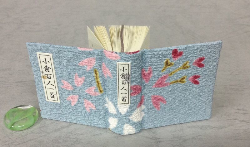 画像: ”ちはやふる”　♪教室の窓からみえる山桜♪　「小倉百人一首」豆本　◎京都・海文舎製