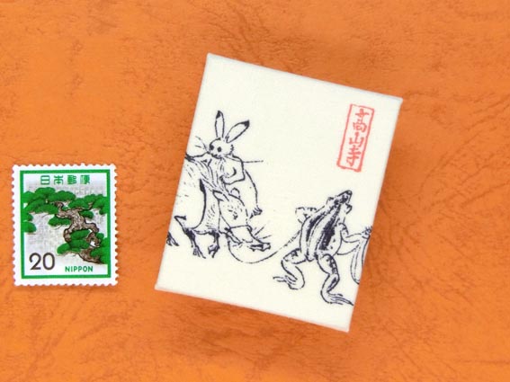 画像3: 鳥獣戯画豆折り本「甲巻」（貢ぎ物を引く兎と蛙）